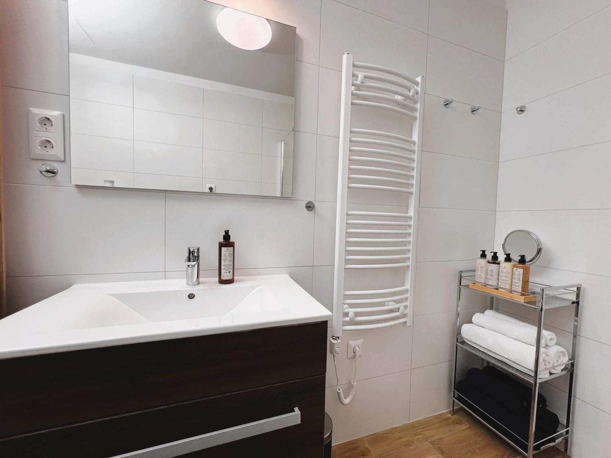 Luxe Central Studio With Pool, Parking & Ac Budapest Exterior foto