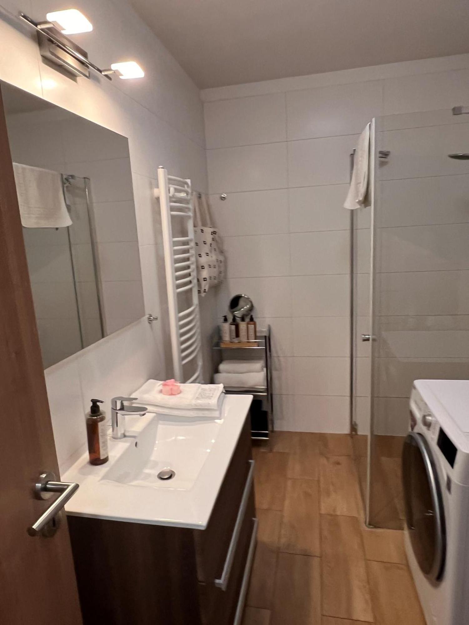 Luxe Central Studio With Pool, Parking & Ac Budapest Exterior foto